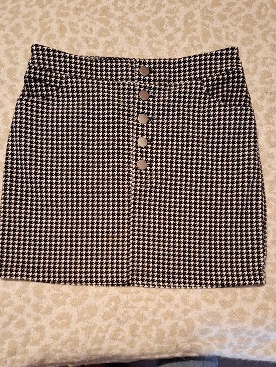 Forever 21 Dresses & Skirts - Forever 21 Black & White Houndstooth Button-Front Mini Skirt